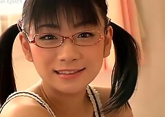 日本人书呆子女孩ami tokito在她的粉红色卧室
