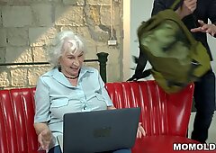 NORMA SEXY почистване Дама намиране на малко порно на лаптоп и пробити