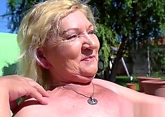 Европейское бабушка с спермой на лице и быстрым трахом