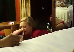 Муж делится своей сексуальной женой с большим черным членом в отпуске
