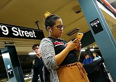 Gira gorduchas filipina rapariga com óculos esperando trem