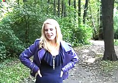 美丽的金发女郎在森林给她的男朋友一个口交