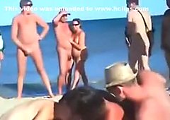 裸体主义者groupsex在沙滩???人们惊奇地看着!!!