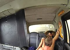 Женщина водитель такси трахает чувака