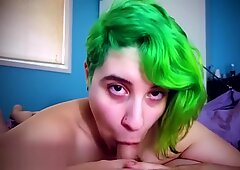 Pawg de cabelo verde chupando seus minúsculos caralhos porno pov *mais baixo*