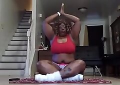 Youtuber Joycelyn Sabal - underboobs e movimentos emocionantes