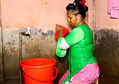 Индусское тетя принимает ванну