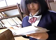 Søt japansk college girl ser sexy ut i uniformet hennes