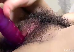 Mooie, jonge Beard Nina met Grote Borsten masturbeert