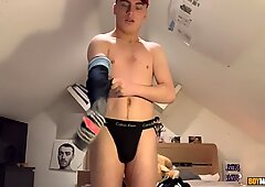 Любителски видеоклип на соло човек, който вмъква секс играчки в стегнатия си задник