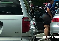 Секси црвенобота ббв (велике лепе жене) која се мења одећа у јавном паркингу
