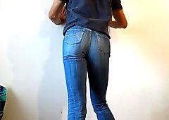 Crossdresser trong quần jean bó chặt quần jean