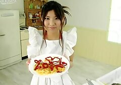 A cozinheira tórrida miri hanai deseja ter uma continuação quente após o jantar