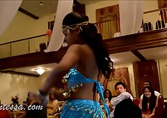 Trini هندية النساء يهز حذاء بوتي في هذا الفيديو المثير لرقص الصلصة