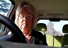 Италијански бака мастурбира у свом ауто-у
