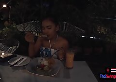 Amateur thaise vriendin tiener zuigt vriendjes grote pik na een avondje uit